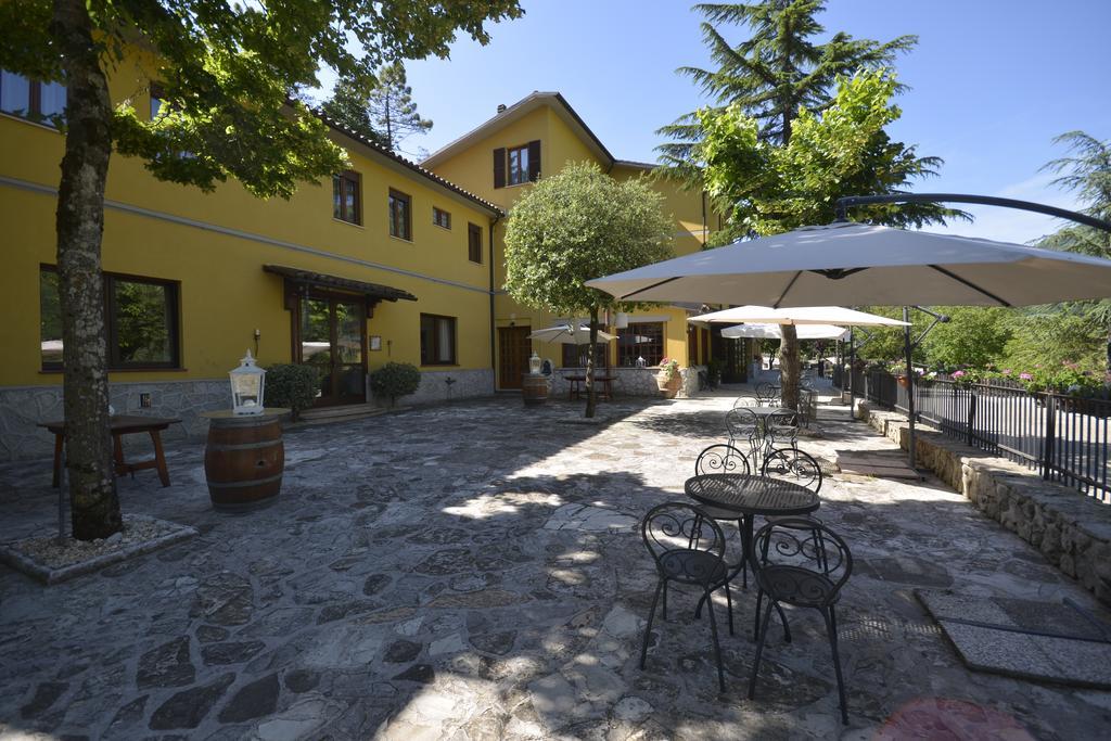 Hotel Pineta Ristorante Country House In Fabriano Campodonico  Luaran gambar